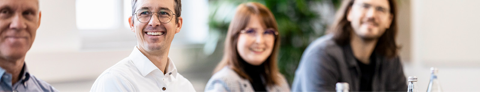 Menschen hören bei einem Seminar zu