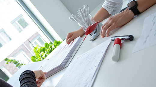 Analyse von Dokumenten am Tisch im Büro
